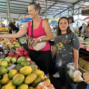 Hilo Farmer's Market - Picking out fruit - Farmers Market Near Me - Hilo, Hawaii Hilo Farmer's Market - Picking out fruit - Farmers Market Near Me - Hilo, Hawaii