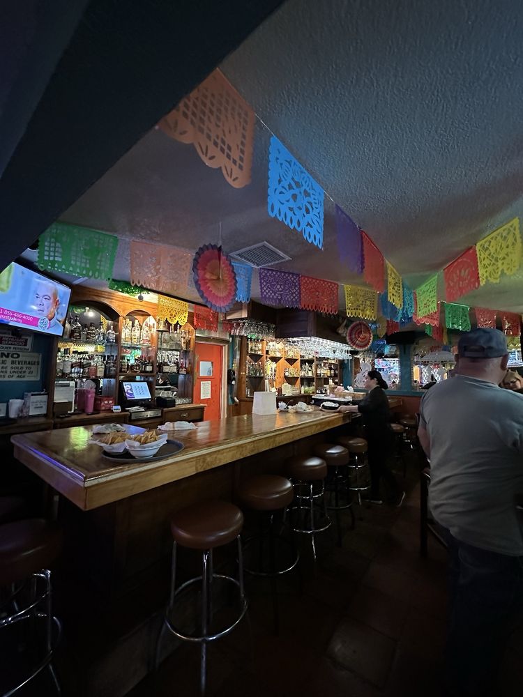 Gloria's Restaurant & Bar