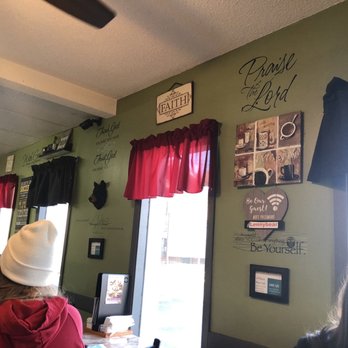 Lil Black Bear Cafe - Praise the Lord wall decor - Sandwiches Near Me - Pigeon Forge, Tennessee