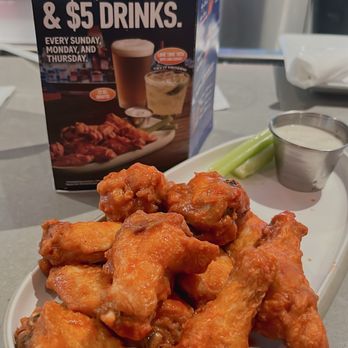 Dave & Buster's Ala Moana - 10 wings $10 - Arcades Near Me - Honolulu, Hawaii