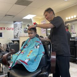 David cutting my 2 year olds hair so calm.