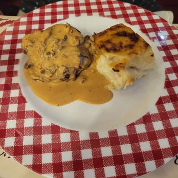 Le Poêlon d'Or - Beef with morel sauce and potatoes au gratin - French Near Me - Lyon, 69 Le Poêlon d'Or - Beef with morel sauce and potatoes au gratin - French Near Me - Lyon, 69