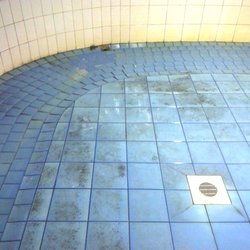 Centre Nautique André Sousi - normalement, le sol est bleu schtroumph et les murs blancs...