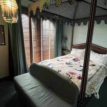 Ulysses - Canopy bed - Hotels Near Me - Baltimore, Maryland Ulysses - Canopy bed - Hotels Near Me - Baltimore, Maryland