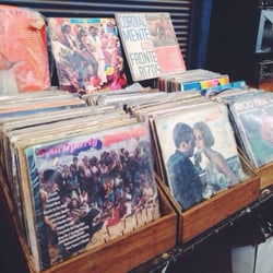 Vinilos Local 11C, Centro comercial Bulnes