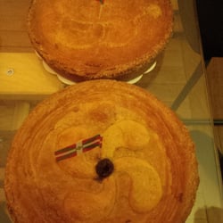 Au Fournil de la Licorne - Superbes et délicieux gâteaux basques ! (cerise, le vrai, et crème pâtissière)