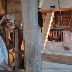 George Washington's Distillery & Gristmill - Gristmill in action