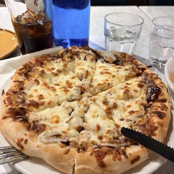 Carlito's Pizzaria - Bbq chicken pizza - Pizza Near Me - Banff, Alberta Carlito's Pizzaria - Bbq chicken pizza - Pizza Near Me - Banff, Alberta
