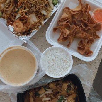 Khun Moo Thai Kitchen - Beef Penang, Cream Cheese Wonton, Combination Chow Mein, Basil Duck (no peppers) - Thai Near Me - Northridge, California