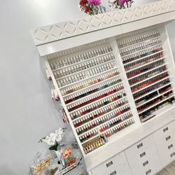 Nails & Beauty Spa - Color wall