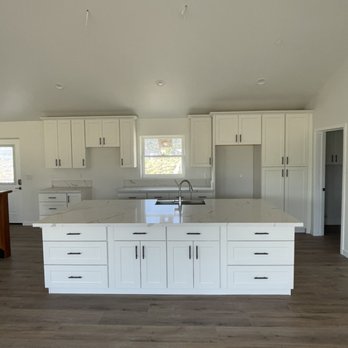 Navas 2 Construction - White shaker cabinets with calacata white countertops - Countertop Installation Near Me Navas 2 Construction - White shaker cabinets with calacata white countertops - Countertop Installation Near Me