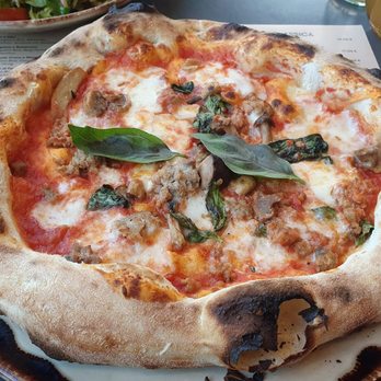 Spezzagrano - Pizza Salciccia, Funghi, Basilikum - Pizza Near Me - Hamburg, HH Spezzagrano - Pizza Salciccia, Funghi, Basilikum - Pizza Near Me - Hamburg, HH