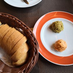 Tunici's Restaurant 12 Apostel - Amuse gueule - Frischkäsebällchen (rot) und Gemüsebällchen (grün)