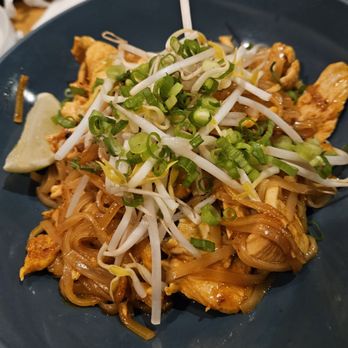 Sea Thai Restaurant - Chicken pad thai - Thai Near Me - Orlando, Florida