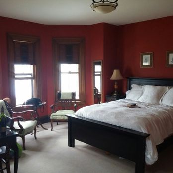 Brennan's Bed & Breakfast - The red room - Bed & Breakfast Near Me - Fredericton, New Brunswick