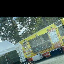 Tacos Mi Sazon Picozo - Truck with outdoor tent area with tables