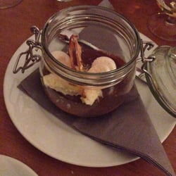 Torget - Chokladpudding med grädde och polkamaränger