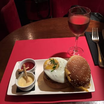 Ferdi - My pretty, but overcooked bacon cheeseburger with an egg. - French Near Me - Paris, 75