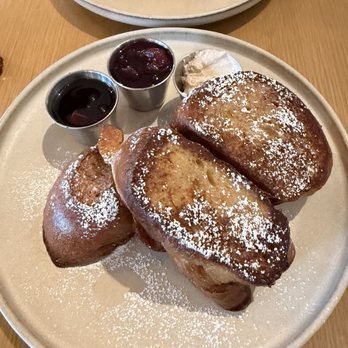 Hatch 44 Cafe - Classic French Toast - Cafes Near Me - Metuchen, New Jersey