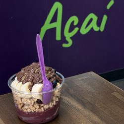 Acai Fresh - Say hello to Dubai ... that chocolate drizzle is hella good.