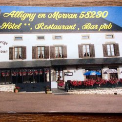 Auberge du Morvan - The Auberge du Morvan with its sunny terrace.