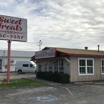 Sweet Treats Bakery - the front of the building - Cupcakes Near Me - Seguin, Texas Sweet Treats Bakery - the front of the building - Cupcakes Near Me - Seguin, Texas