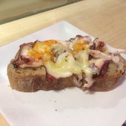 La Colegiala - Tosta de pulpo con queso fundido