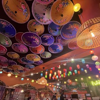 Zaab E Lee - Beautiful ambiance (colorful ceiling) - Thai Near Me - Chicago, Illinois