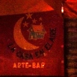 La Casa en el Aire - El cartel y logo, en la entrada del local.