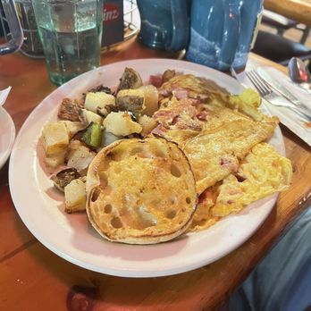 Coffee Pot Restaurant - Ham and cheese omelette - Breakfast & Brunch Near Me - Sedona, Arizona Coffee Pot Restaurant - Ham and cheese omelette - Breakfast & Brunch Near Me - Sedona, Arizona