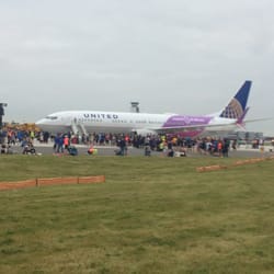 Ohare Run On The Runway 5K - You can pose with a plane before or after the race!