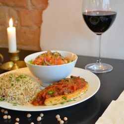 Feinberg's - Ein Fischfilet in würziger Tomatenpaprikasoße. Dazu orientalischer Reis und koscherer Wein.