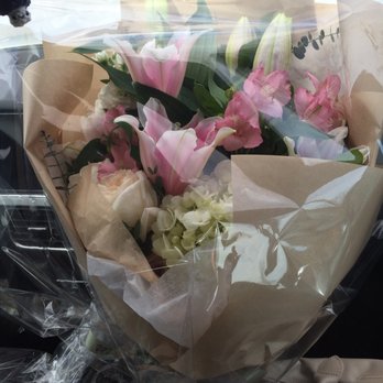Flowers on Bay - Beautiful! Think my boyfriend's mom will love it : ) - Florists Near Me - Toronto, Ontario Flowers on Bay - Beautiful! Think my boyfriend's mom will love it : ) - Florists Near Me - Toronto, Ontario