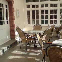 Ye Olde Red Lion Hotel - Sun room by the rear car park
