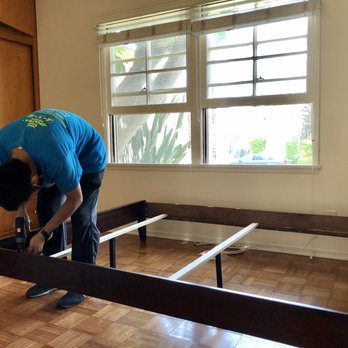Sinatra Movers - Ali assembling the bed frame - Movers Near Me - Los Angeles, California Sinatra Movers - Ali assembling the bed frame - Movers Near Me - Los Angeles, California