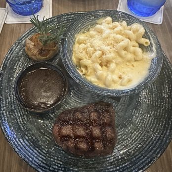 Spurrier's Gridiron Grille - Filet with Cabernet reduction and Mac and cheese - American Near Me - Gainesville, Florida Spurrier's Gridiron Grille - Filet with Cabernet reduction and Mac and cheese - American Near Me - Gainesville, Florida