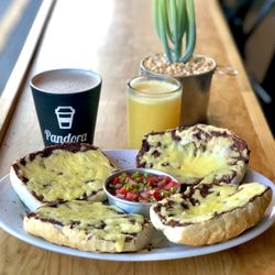 Pandora Coffee & More, Viveros del Valle - Desayuno de Molletes