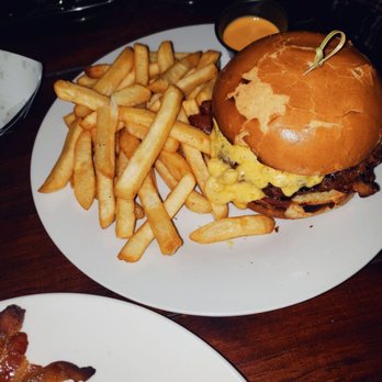 Feeling Kinda Kozy - Mac and cheese burger - Bars Near Me - Fishkill, New York