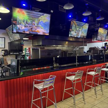 Milano’s Pizzas - Dining area - Pizza Near Me - Davie, Florida