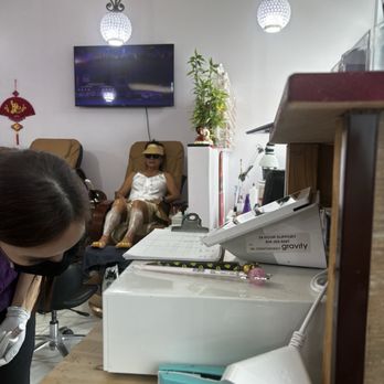 Lux Nail Salon - Nail Salons Near Me - Honolulu, Hawaii