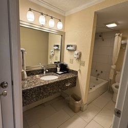 Sturgis Lodge and Suites - 07.04.24 bathroom