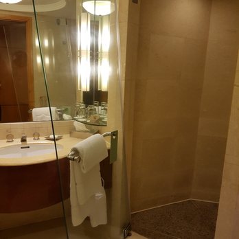 Makati Shangri-La - Shower door wasn't even connected with the proper hardware according to their maintenance staff. - Hotels Near Me - Makati, NCR