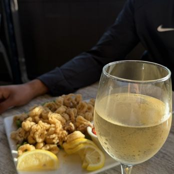 Moonstone Beach Bar & Grill - Calamari Frita & Pinot Grigio - Seafood Near Me - Cambria, California