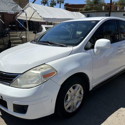 2011 White Nissan Versa