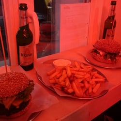 Schiller Burger - Burgers, Pommes & beer. That's exactly how it's supposed to be after work.
