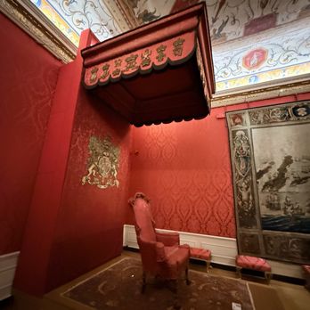 Kensington Palace - King George II throne - Landmarks & Historical Buildings Near Me - London, XGL