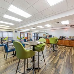 Best Western Plus Midwest City Inn & Suites - Breakfast Area