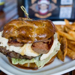 Bull 'N Mouth - Beer cheese burger