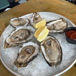 Half dozen oysters.  $1 each.  Get it hombre.