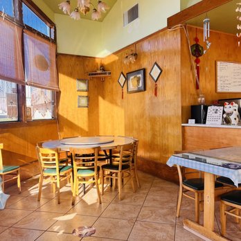 Raymond's Chinese Cuisine - a table and chairs - Chinese Near Me - Pacifica, California